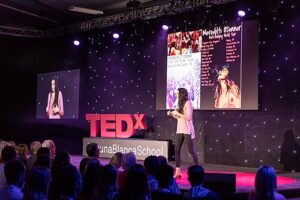 미국 가수 메러디스 오코너가 TEDx에서 강연하는 모습