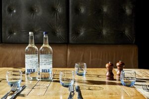 테일블 위에 놓인 영국산 미네랄 워터 벨루 병