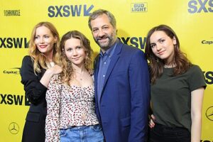 아페토우 가족, 아버지는 감독, 어머니는 배우, 두 딸 역시 배오로 활동하고 있ㅎ다