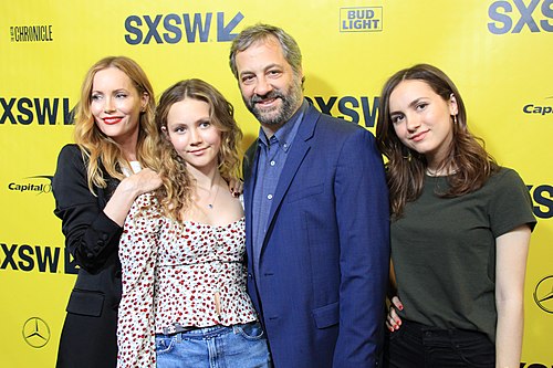 아페토우 가족, 아버지는 감독, 어머니는 배우, 두 딸 역시 배오로 활동하고 있ㅎ다