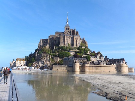 몽생미셸섬으로 연결된 다리 위를 걷는 사람들