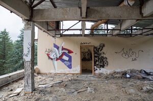 반달리즘으로 파괴된 구소련의 수영장 폐허