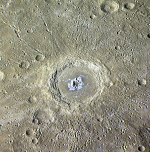 수성의 에미네스쿠 분화구 내부에 집중된 밝은 홀로우