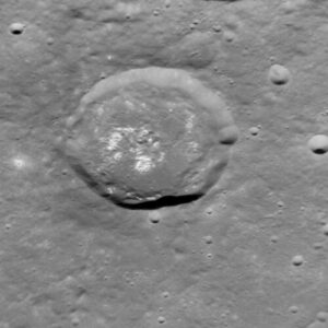 수성의 베르게란드 분화구 내부에 밝은 홀로우