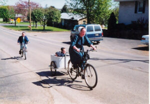 자전거 타고 장보러 가는 아미시 어머니