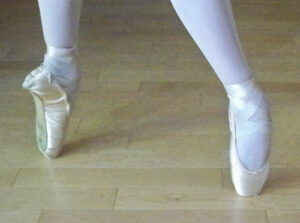 발레 무용수의 포인트 슈즈 동작 시연