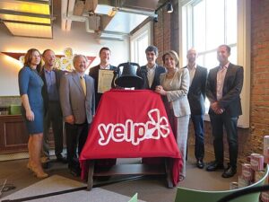 Yelp 신사옥 리본 커팅 행사에 참석한 낸시 펠로시 당시 하원의원