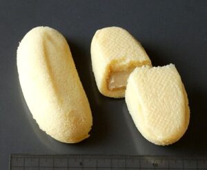 부드러운 스펀지와 달콤한 바나나 커스터드 크림이 어우러진 디저트.