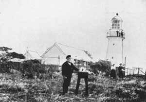 1902년 퀸즐랜드 버스터드 헤드 등대의 등대지기 M. J. 룩슬리. 등대 부근에 텃밭을 일구며 생활하고 있는 모습.