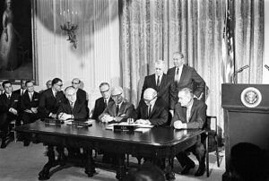 1967년 미국 워싱천 D. C. 에서 진행된 우주조약(Outer Space Treaty) 서명식